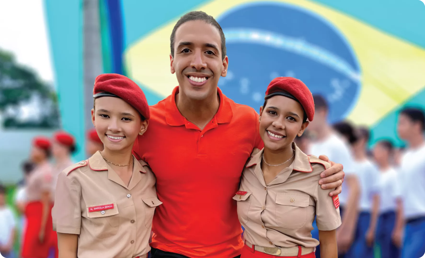 foto vitor com alunas fardadas